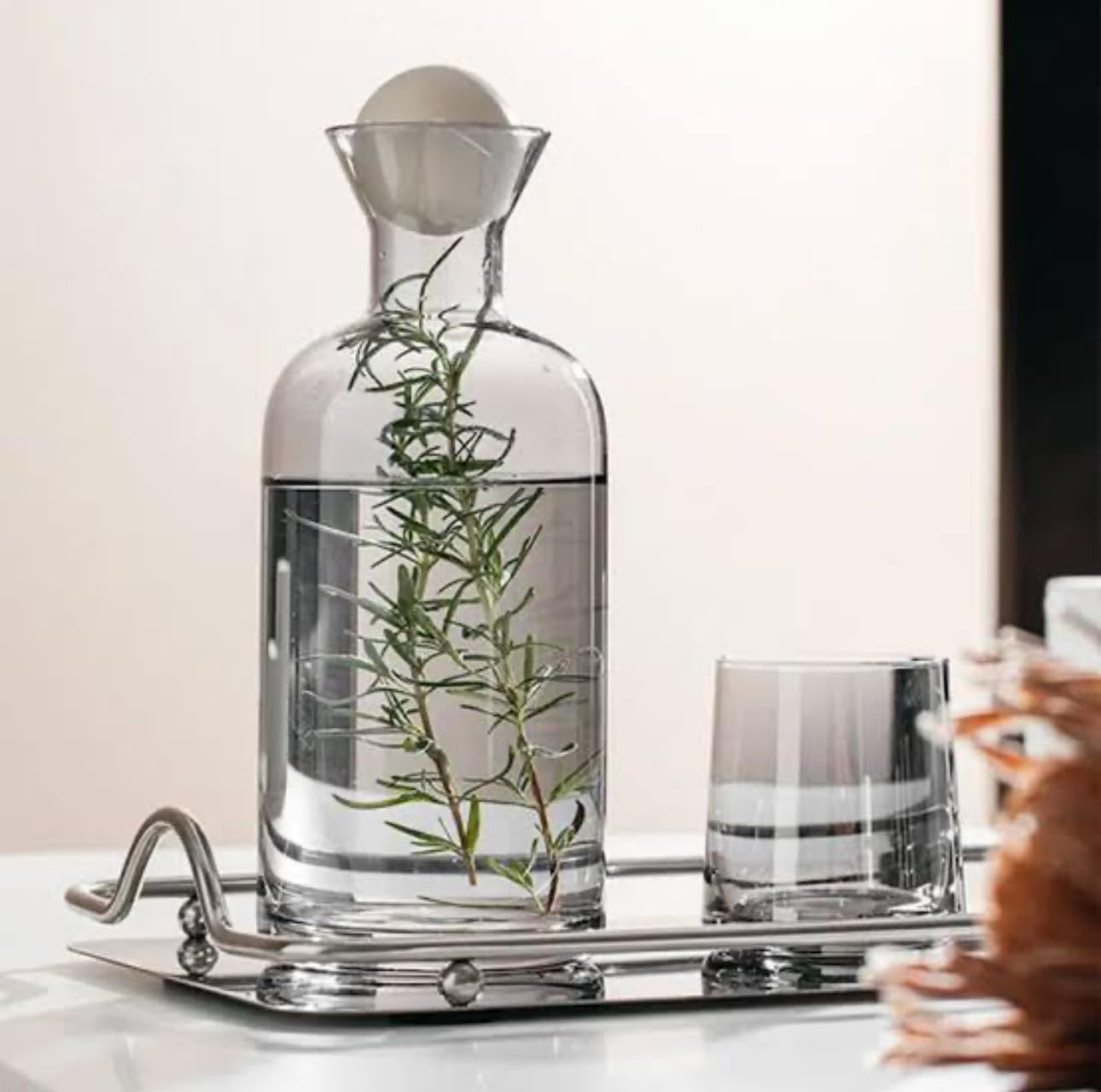 1.2L smoked Glass Bottle، Wooden ball Lid, 4 x 250ml Glass cups, Home Office Drinking, water, Juice, other drinks ‎زجاجة سعة 1.2 لتر و غطاء كروي خشبي، 4 أكواب × 250 مل، المكتب، المنزل، كل المشروبات
