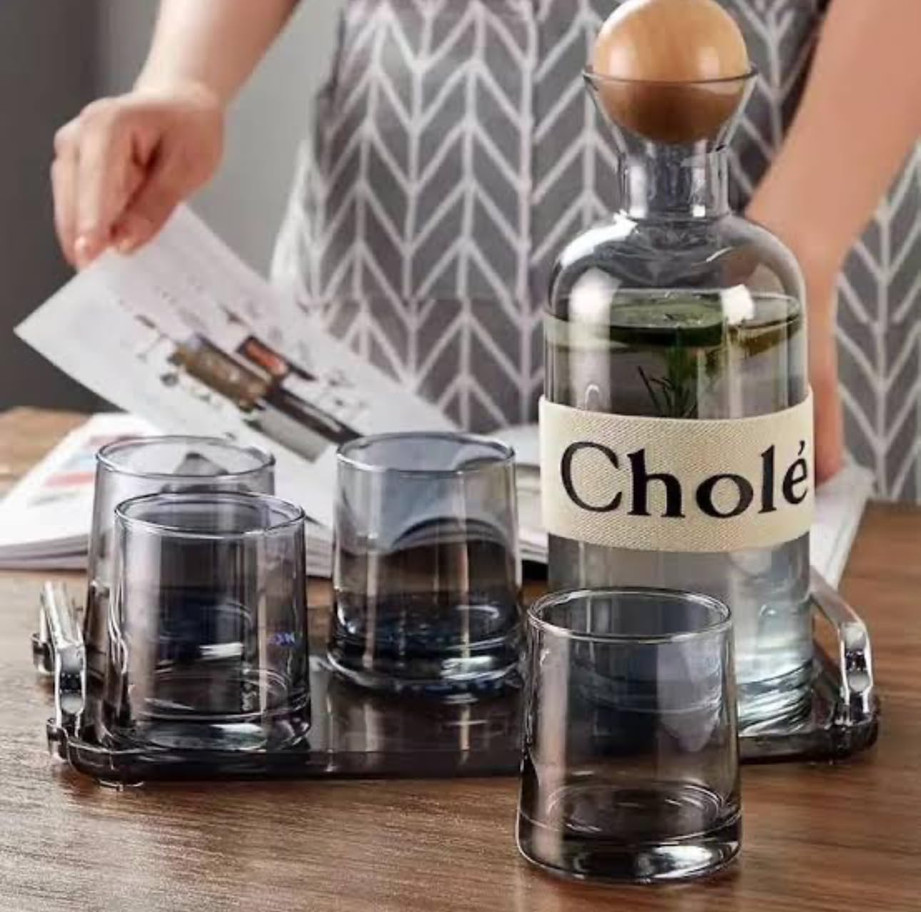 1.2L smoked Glass Bottle، Wooden ball Lid, 4 x 250ml Glass cups, Home Office Drinking, water, Juice, other drinks ‎زجاجة سعة 1.2 لتر و غطاء كروي خشبي، 4 أكواب × 250 مل، المكتب، المنزل، كل المشروبات